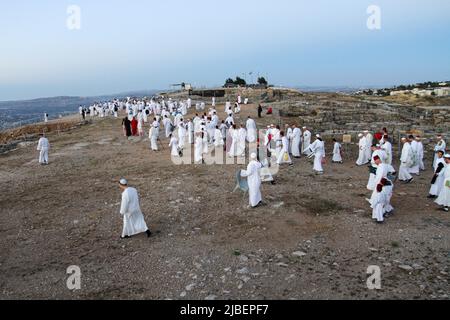 Nablus, Palestine. 05th June, 2022. Members of the ancient Samaritan community parade during the Shavuot holiday on Mount Gerizim near the West Bank city of Nablus. The Samaritans descended from the ancient Israelite tribes of Menashe and Ephraim but broke away from mainstream Judaism 2,800 years ago. Today, about 700 of the remaining Samaritans live in the West Bank Palestinian city of Nablus and the Israeli town of Holon, south of Tel Aviv. Credit: SOPA Images Limited/Alamy Live News Stock Photo