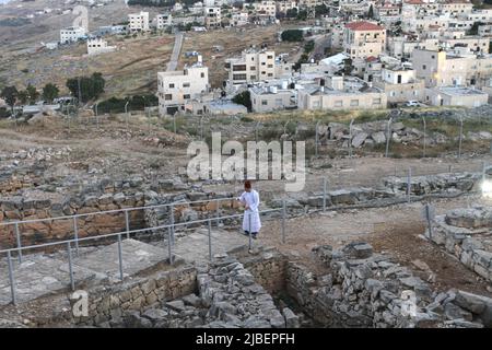 Nablus, Palestine. 05th June, 2022. Member of the ancient Samaritan community parades during the Shavuot holiday on Mount Gerizim near the West Bank city of Nablus. The Samaritans descended from the ancient Israelite tribes of Menashe and Ephraim but broke away from mainstream Judaism 2,800 years ago. Today, about 700 of the remaining Samaritans live in the West Bank Palestinian city of Nablus and the Israeli town of Holon, south of Tel Aviv. Credit: SOPA Images Limited/Alamy Live News Stock Photo