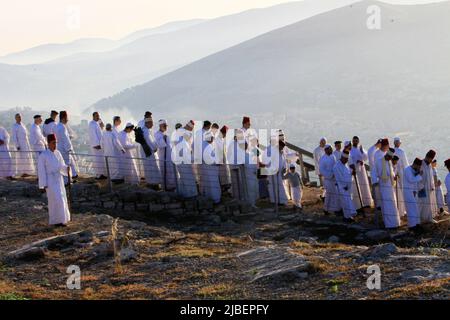 Nablus, Palestine. 05th June, 2022. Members of the ancient Samaritan community parade during the Shavuot holiday on Mount Gerizim near the West Bank city of Nablus. The Samaritans descended from the ancient Israelite tribes of Menashe and Ephraim but broke away from mainstream Judaism 2,800 years ago. Today, about 700 of the remaining Samaritans live in the West Bank Palestinian city of Nablus and the Israeli town of Holon, south of Tel Aviv. Credit: SOPA Images Limited/Alamy Live News Stock Photo