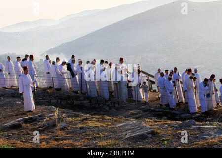 Nablus, Palestine. 05th June, 2022. Members of the ancient Samaritan community parade during the Shavuot holiday on Mount Gerizim near the West Bank city of Nablus. The Samaritans descended from the ancient Israelite tribes of Menashe and Ephraim but broke away from mainstream Judaism 2,800 years ago. Today, about 700 of the remaining Samaritans live in the West Bank Palestinian city of Nablus and the Israeli town of Holon, south of Tel Aviv. (Photo by Nasser Ishtayeh/SOPA Images/Sipa USA) Credit: Sipa USA/Alamy Live News Stock Photo