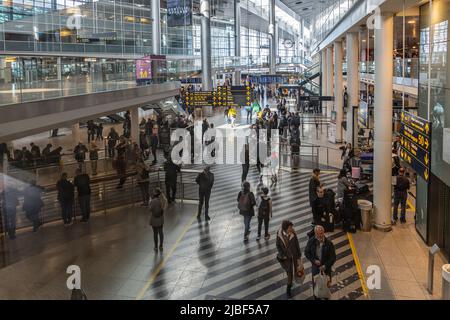 Busy travelers in the Copenhagen airport terminal seen from above, Copenhagen Airport is Denmark's most important airport. Copenhagen, Denmark, Europe Stock Photo