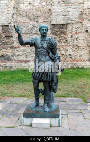 Statue bronze sculpture of Roman emperor Trajan ( AD 98-117), Tower Hill, LOndon, England, UK installed in 1980 Stock Photo