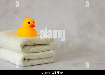 https://l450v.alamy.com/450v/2jbfey9/a-yellow-rubber-duck-for-bathing-on-a-stack-of-clean-white-towels-2jbfey9.jpg