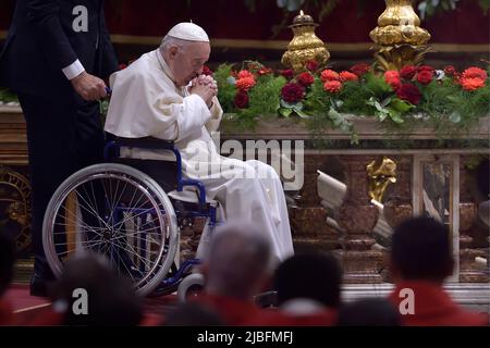 Vatican City State, Vatikanstadt. 05th June, 2022. Pope Francis after he delivered the homily during a Pentecost Mass inside St. Peter's Basilica at the Vatican, Sunday, June 5, 2022. Credit: dpa/Alamy Live News Stock Photo
