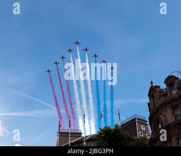 The Red arrows fly in formation over Trafalgar Square,  as the final  element  of the Fly-past for the Queens Platinum Jubilee Celebrations  on 2nd of  June 2022 Stock Photo