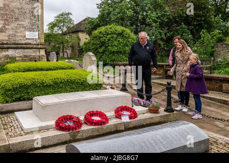 Bladon, Oxfordshire, UK. 6th Jun, 2022. On the 78th Anniversary of D-Day, many people visited Sir Winston Churchill's grave at The Parish Church of Saint Martin, Bladon in Oxfordshire, UK. Credit: AG News/Alamy Live News Stock Photo