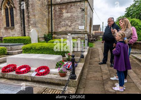 Bladon, Oxfordshire, UK. 6th Jun, 2022. On the 78th Anniversary of D-Day, many people visited Sir Winston Churchill's grave at The Parish Church of Saint Martin, Bladon in Oxfordshire, UK. Credit: AG News/Alamy Live News Stock Photo