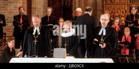 Ratzeburg, Germany. 06th June, 2022. Bishops Tilman Jeremias (l-r), Mecklenburg and Pomerania, Kirsten Fehrs, Hamburg and Lübeck, and Gothart Magaard, Schleswig and Holstein, celebrate the tenth anniversary of the Evangelical Lutheran Church of the North in Ratzeburg Cathedral. Credit: Markus Scholz/dpa/Alamy Live News Stock Photo