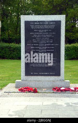 The Irish Infantry Grove Black Granite Memorial Dedicated to The Irish Infantry Regiments at the National Memorial Arboretum, Staffordshire, England. Stock Photo