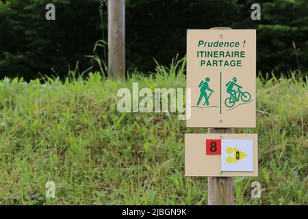 Prudence ! Itinéraire partagé. Panneau Sentier. Saint-Gervais-les-Bains. Haute-Savoie. Auvergne-Rhône-Alpes. France. Stock Photo