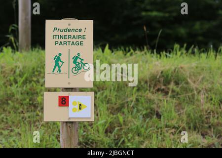 Prudence ! Itinéraire partagé. Panneau Sentier. Saint-Gervais-les-Bains. Haute-Savoie. Auvergne-Rhône-Alpes. France. Stock Photo