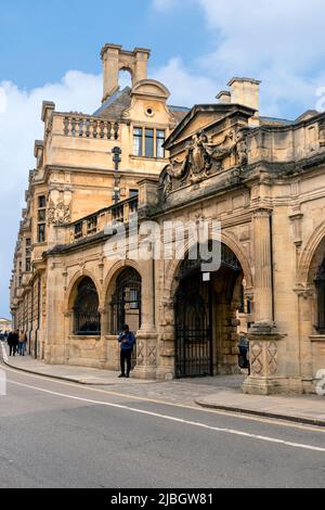 Entrance gate to Old Lodge and Pitt Building of Pembroke College, University of Cambridge, Cambridgeshire, England, UK. Stock Photo