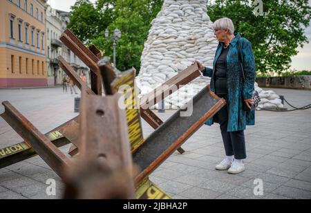 Odessa, Ukraine. 06th June, 2022. Claudia Roth (Bündnis 90/Die Grünen), Minister of State for Culture and the Media, stands at a tank barrier at the sandbag-protected statue of Armand Emmanuel du Plessis, Duc de Richelieu, who was the first governor of Odessa for eleven years from 1803, in the old Ukrainian port city of Odessa on the Black Sea. Roth is the first member of the government to visit the Ukrainian port city since the beginning of Russia's war against Ukraine. Credit: Kay Nietfeld/dpa/Alamy Live News Stock Photo