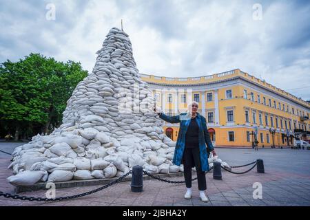 Odessa, Ukraine. 06th June, 2022. Claudia Roth (Bündnis 90/Die Grünen), Minister of State for Culture and Media, stands by the sandbag-protected statue of Armand Emmanuel du Plessis, Duc de Richelieu, who was the first governor of Odessa for eleven years from 1803, in the old Ukrainian port city of Odessa on the Black Sea. Roth is the first member of the government to visit the Ukrainian port city since the beginning of Russia's war against Ukraine. Credit: Kay Nietfeld/dpa/Alamy Live News Stock Photo