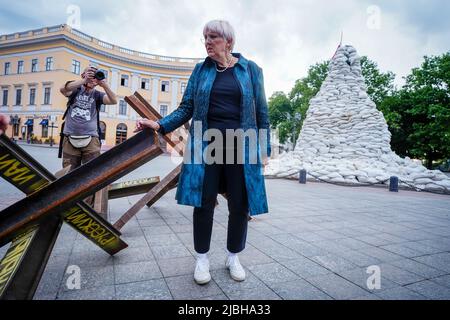 Odessa, Ukraine. 06th June, 2022. Claudia Roth (Bündnis 90/Die Grünen), Minister of State for Culture and the Media, stands at a tank barrier at the sandbag-protected statue of Armand Emmanuel du Plessis, duc de Richelieu, who was the first governor of Odessa for eleven years from 1803, in the old Ukrainian port city of Odessa on the Black Sea. Roth is the first member of the government to visit the Ukrainian port city since the beginning of Russia's war against Ukraine. Credit: Kay Nietfeld/dpa/Alamy Live News Stock Photo