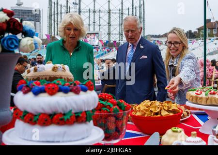 The Prince of Wales and The Duchess of Cornwall view a 6 x 1.5m felt art piece by Lucy Sparrow, of a Jubilee Lunch featuring the Platinum Pudding, sco Stock Photo