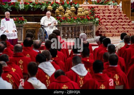 Vatican City, Vatican. 05th June, 2022. Pope Francis, seated in a wheelchair, delivers his speech during the Pentecost Mass. (Photo by Stefano Costantino/SOPA Images/Sipa USA) Credit: Sipa USA/Alamy Live News Stock Photo