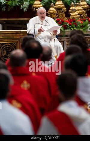 Vatican City, Vatican. 05th June, 2022. Pope Francis, seated in a wheelchair, delivers his speech during the Pentecost Mass. (Photo by Stefano Costantino/SOPA Images/Sipa USA) Credit: Sipa USA/Alamy Live News Stock Photo