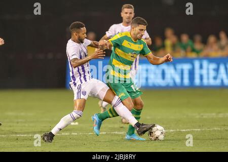St. Petersburg, FL: Louisville City FC defender Amadou Dia (3) tries to slow down while pressured by T14 during a USL soccer game, Sunday, June 5, 20 Stock Photo