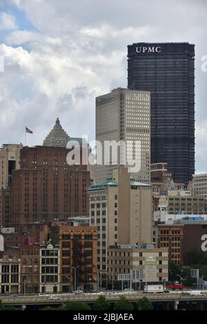 The Pittsburgh skyline seen from the Southside Flats neighborhood Stock Photo