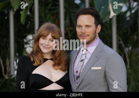 Los Angeles, USA. 07th June, 2022. Bryce Dallas Howard, Chris Pratt at 'Jurassic World: Dominion' World Premiere held at the TCL Chinese Theatre, Hollywood, CA, June 6, 2022. Photo Credit: Joseph Martinez/PictureLux Credit: PictureLux/The Hollywood Archive/Alamy Live News Stock Photo