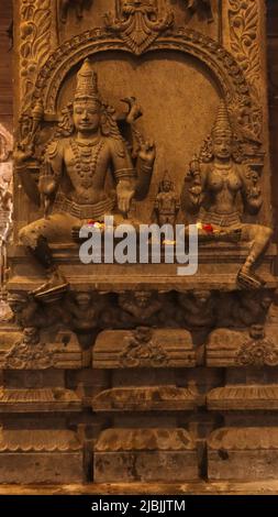 Sculpture of Lord Vishnu and Goddess Lakshmi on the Pillar of Sri Ranganathaswamy Temple, Srirangam, Trichy, Tamil Nadu, India Stock Photo