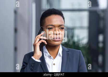 African american business woman, boss talking serious on the phone, close-up photo portrait Stock Photo