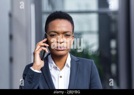 African american business woman, boss talking serious on the phone, close-up photo portrait Stock Photo
