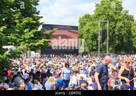 Green Park, London, 2nd June 2022.  Crowd of people viewing the Trooping of the Colour on a large screen in Green Park on the Queens Platinum Jubilee Stock Photo