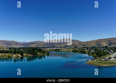 Cromwell and the Clutha/Mata-au river viewed from Jackson Lookout on state highway 8, Central Otago, south island, Aotearoa / New Zealand Stock Photo