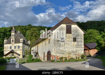 Ramingdorf, Schloss, klein, unscheinbar, Mittelalter, Brauerei, Wirtschaftsgebäude, Turm, Uhrturm, Uhr, Zeiger, Ecktürme, Ecktürmchen, zierlich, verwi Stock Photo