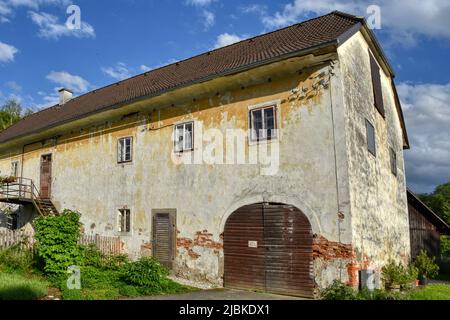 Ramingdorf, Schloss, klein, unscheinbar, Mittelalter, Brauerei, Wirtschaftsgebäude, Turm, Uhrturm, Uhr, Zeiger, Ecktürme, Ecktürmchen, zierlich, verwi Stock Photo