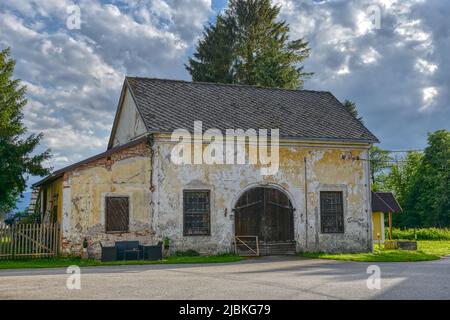 Ramingdorf, Schloss, klein, unscheinbar, Mittelalter, Brauerei, Wirtschaftsgebäude, Turm, Uhrturm, Uhr, Zeiger, Ecktürme, Ecktürmchen, zierlich, verwi Stock Photo