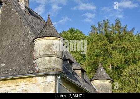 Ramingdorf, Schloss, klein, unscheinbar, Mittelalter, Brauerei, Wirtschaftsgebäude, Turm, Uhrturm, Uhr, Zeiger, Ecktürme, Ecktürmchen, zierlich, verwi Stock Photo