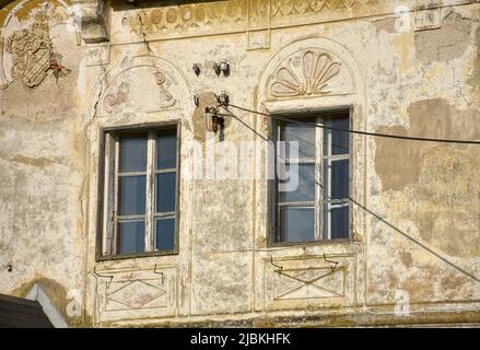 Ramingdorf, Schloss, klein, unscheinbar, Mittelalter, Brauerei, Wirtschaftsgebäude, Turm, Uhrturm, Uhr, Zeiger, Ecktürme, Ecktürmchen, zierlich, verwi Stock Photo