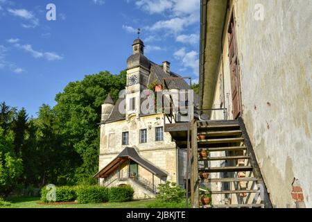 Ramingdorf, Schloss, klein, unscheinbar, Mittelalter, Brauerei, Wirtschaftsgebäude, Turm, Uhrturm, Uhr, Zeiger, Ecktürme, Ecktürmchen, zierlich, verwi Stock Photo