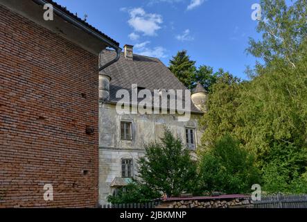 Ramingdorf, Schloss, klein, unscheinbar, Mittelalter, Brauerei, Wirtschaftsgebäude, Turm, Uhrturm, Uhr, Zeiger, Ecktürme, Ecktürmchen, zierlich, verwi Stock Photo