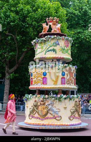 Large cake at the Queen's Platinum Jubilee Pageant parade in The Mall, London, UK. The Wedding Party Stock Photo