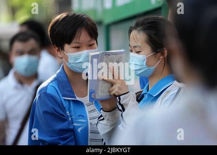 (220607) -- XI'AN, June 7, 2022 (Xinhua) -- Examinees review before the exam at an exam site in Xi'an, northwest China's Shaanxi Province, June 7, 2022. China's national college entrance exam, also known as Gaokao, started Tuesday this year. (Xinhua/Li Yibo) Stock Photo