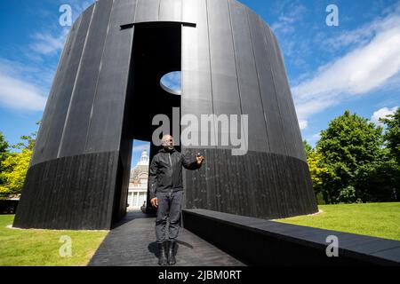 London, UK.  7 June 2022.  Chicago artist Theaster Gates at the unveiling of “Black Chapel”, this year’s Serpentine Pavilion.  The structure, which is inspired by the architecture of chapels and the kilns of Stoke-on-Trent, pays homage to British craft and manufacturing traditions. Credit: Stephen Chung / Alamy Live News Stock Photo