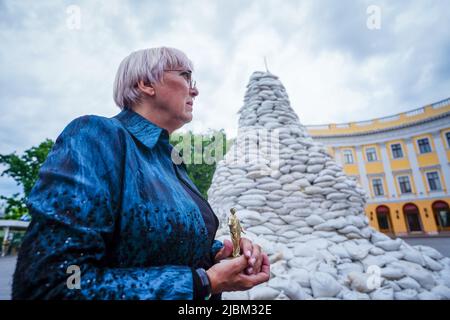 Odessa, Ukraine. 06th June, 2022. Claudia Roth (Bündnis 90/Die Grünen), Minister of State for Culture and the Media, stands at a tank barrier at the sandbag-protected statue of Armand Emmanuel du Plessis, Duc de Richelieu, who was the first governor of Odessa for eleven years from 1803, in the old Ukrainian port city of Odessa on the Black Sea. Roth is the first member of the government to visit the Ukrainian port city since the beginning of Russia's war against Ukraine. Credit: Kay Nietfeld/dpa/Alamy Live News Stock Photo
