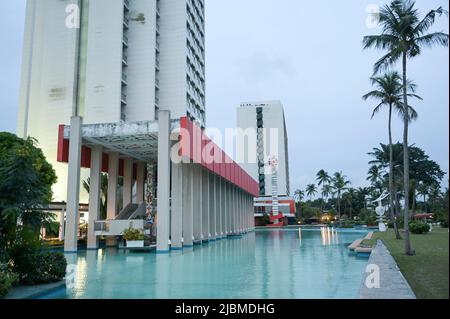 IVORY COAST, Abidjan, Hotel Ivoire, built 1962 bis 1970 today Sofitel / ELFENBEINKUESTE, Abidjan, Hotel Ivoire, 1962 bis 1970 gebaut von den israelischen Architekten Heinz Fenchel und Thomas Leitersdorf, heute Sofitel Stock Photo