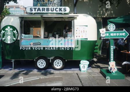 https://l450v.alamy.com/450v/2jbmg73/hangzhou-china-june-7-2022-tourists-buy-drinks-in-front-of-a-starbucks-mobile-coffee-cart-parked-beside-west-lake-in-hangzhou-east-chinas-zhej-2jbmg73.jpg