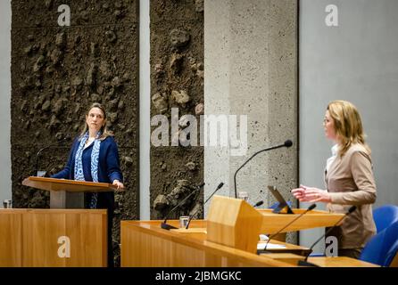 2022-06-07 14:04:43 THE HAGUE - Laura Bromet (GroenLinks) and Christianne van der Wal, Minister for Nature and Nitrogen (R), during the weekly question time in the House of Representatives. ANP SEM VAN DER WAL netherlands out - belgium out Stock Photo
