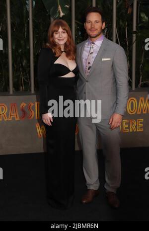 Los Angeles, USA. 06th June, 2022. Bryce Dallas Howard, Chris Pratt 06/06/2022 The World Premiere of “Jurassic World Dominion” at the TCL Chinese Theatre in Hollywood, CA. Photo by I. Hasegawa/HNW/ PictureLux Credit: PictureLux/The Hollywood Archive/Alamy Live News Stock Photo