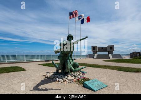 France, Calvados (14), Vierville-sur-Mer, Omaha beach, haut-lieu du débarquement de Normandie du 6 juin 1944, statue de deux soldats sur la plage offe Stock Photo