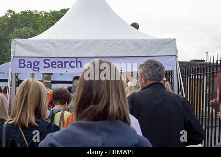 Chelsea, London, England, May 24th 2022, crowds approach the bag search security area at the entrance to Chelsea Flower Show. Stock Photo