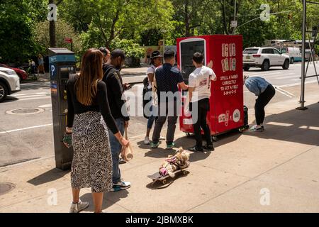 https://l450v.alamy.com/450v/2jbmxbk/brand-activation-for-hillshire-farm-snack-product-in-the-flatiron-neighborhood-of-new-york-on-wednesday-may-25-2022-tied-in-with-the-scripps-spelling-bee-participants-were-required-to-spell-random-words-generated-by-a-vending-machine-upon-success-they-received-a-package-of-the-companys-snack-product-richard-b-levine-2jbmxbk.jpg