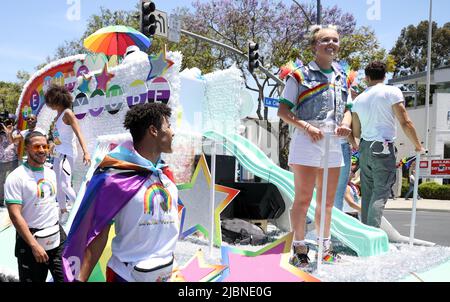 West Hollywood, California, USA. 5th June, 2022. JoJo Siwa (Joelle Joanie 'JoJo' Siwa), dancer, singer, and YouTuber, rides a float at the WeHo Pride Parade in West Hollywood, California. The City of West Hollywood honored her as WeHo's 'Next Gen Pride Icon.'  Credit: Sheri Determan Stock Photo