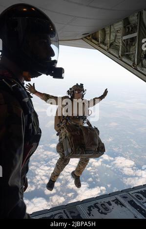 A member of the Armée de l'Air et de l’Espace (French Air and Space Force) executes a military free fall from a U.S. Air Force MC-130J Commando II assigned to the 352d Special Operations Wing near Cazaux Air Base, France, May 10, 2022. The MFF was part of exercise Athena, a French-led joint and combined Special Operation Forces exercise that validates the full spectrum of integrated component and partner capabilities. Exercises like Athena allow U.S. service members to train at the operational and tactical echelon as a combined, joint force with SOF setting the conditions for larger operations Stock Photo